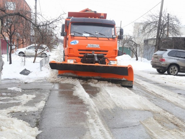 В Краснодаре ликвидируют последствия снегопада